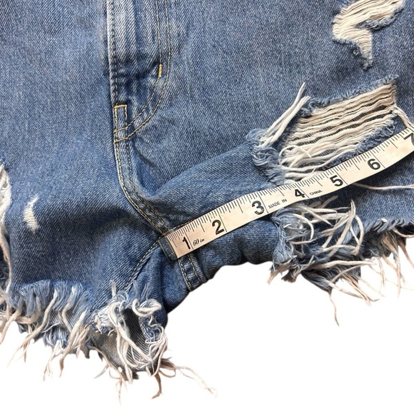 Levi's Women's High Waisted Mom Shorts- Distressed Medium Wash- Size 25 - Picture 13 of 14
